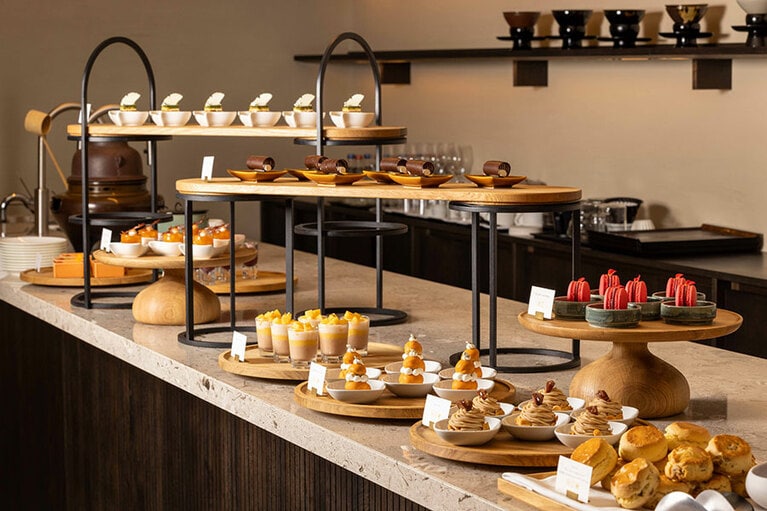 スパ貸し切りプランのセット内容は、90 分のトリートメント（最大10名分）、スパラウンジでのアフタヌーンティー（ドリンク付き）、スパオリジナル商品のおみやげ。