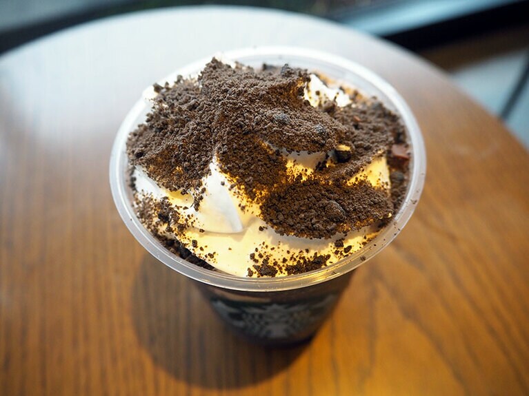 3種類のチョコレートトッピングがホイップの上にどっさり。ザクザクとした食感が楽しめます。