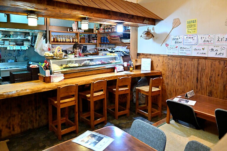 おいしい料理と島酒を味わいながらくつろげる店内。
