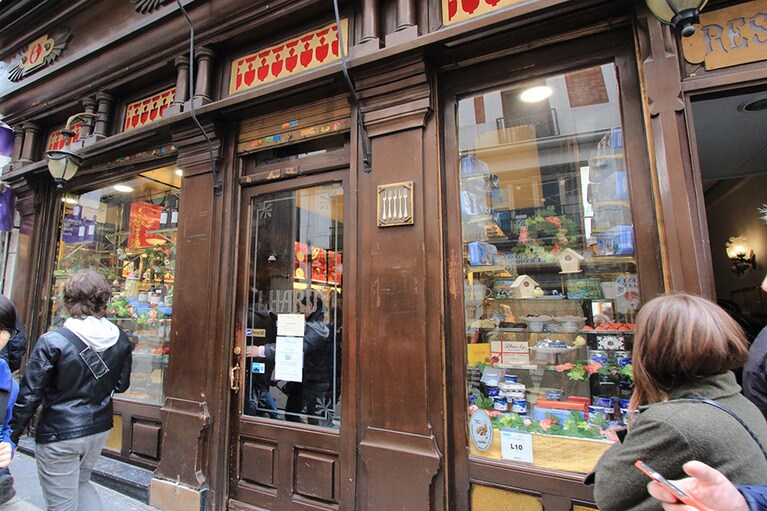 マホガニー材が使われた「ラルディ」の外壁には長い歴史が刻まれている。