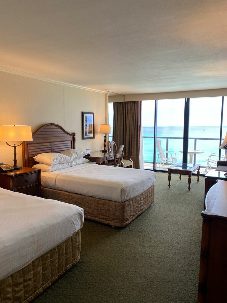 ワイキキビーチが一望できるオーシャンフロントの客室。常に半分以上の宿泊稼働率が戻ってきた。