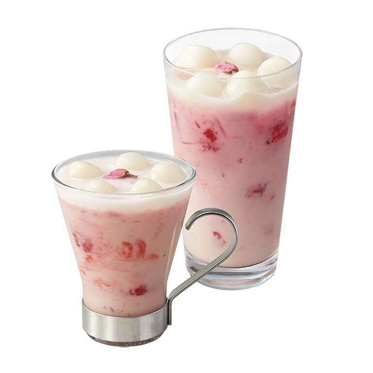  「桜ストロベリー白玉ラテ」M 660円、L 748円(税込)／nana's green tea
