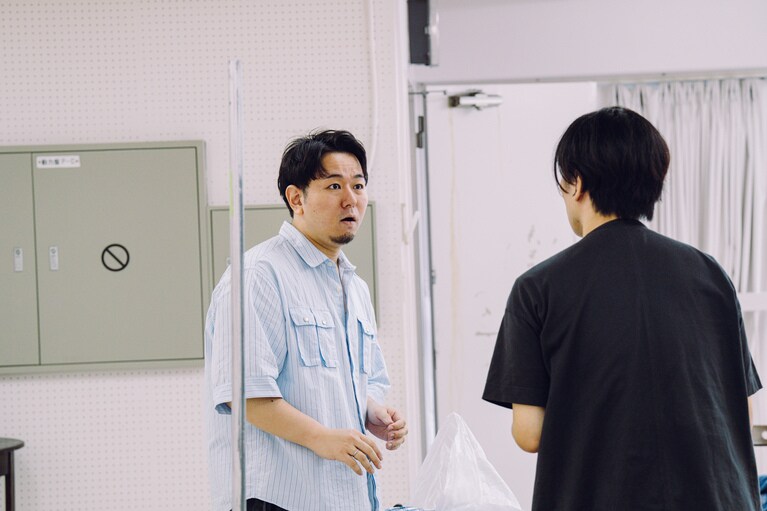 「忘れられてしまった記憶へ目を向けたい」ポッドキャスト演劇に挑戦するロロ・三浦直之が新作『まれな人』にかける思い。稽古風景。