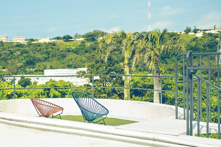 ［SPICE MOTEL OKINAWA］2Fのテラスは眺望が最高。