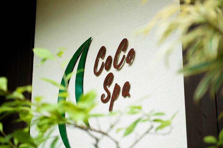 コンビネーショントリートメントコース(90分 12,960円・税込)はウコンや島塩など天然素材を使うトータルケアコース。連日体験できるプログラムもある。