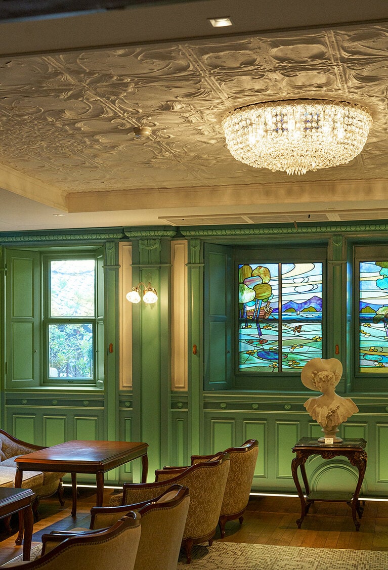 人々がビリヤードに興じた「球戯の間」。ステンドグラスは建築当時のもの。