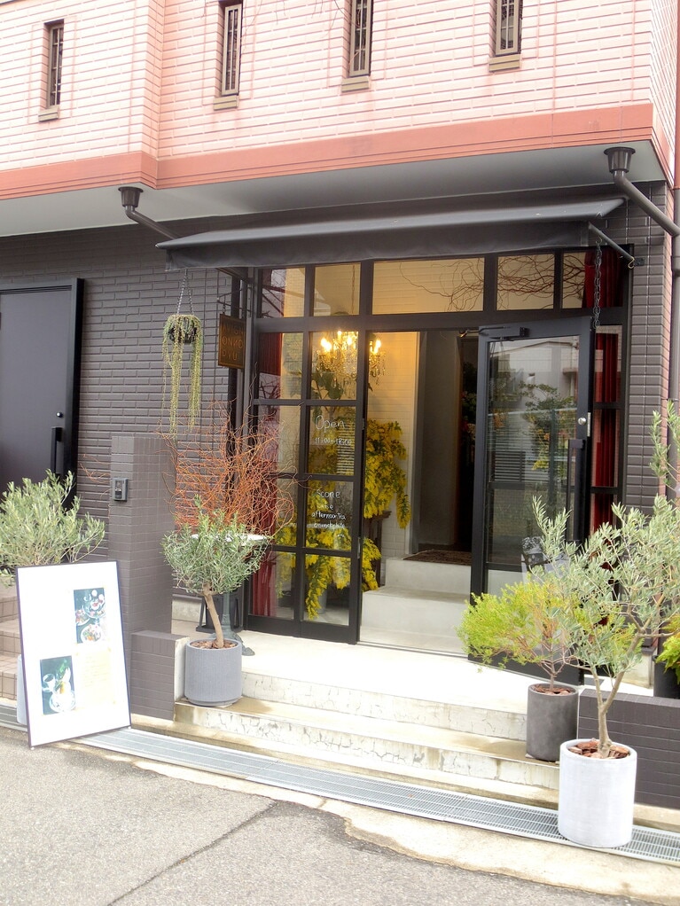 外観。お店は、曲がり角と前に置かれた看板が目印。