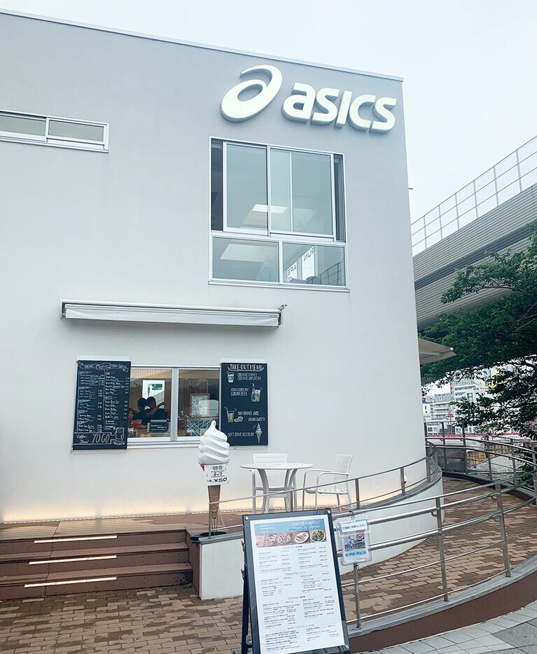 アシックスコネクション東京。ヨガやピラティスなどのプログラムも実施。