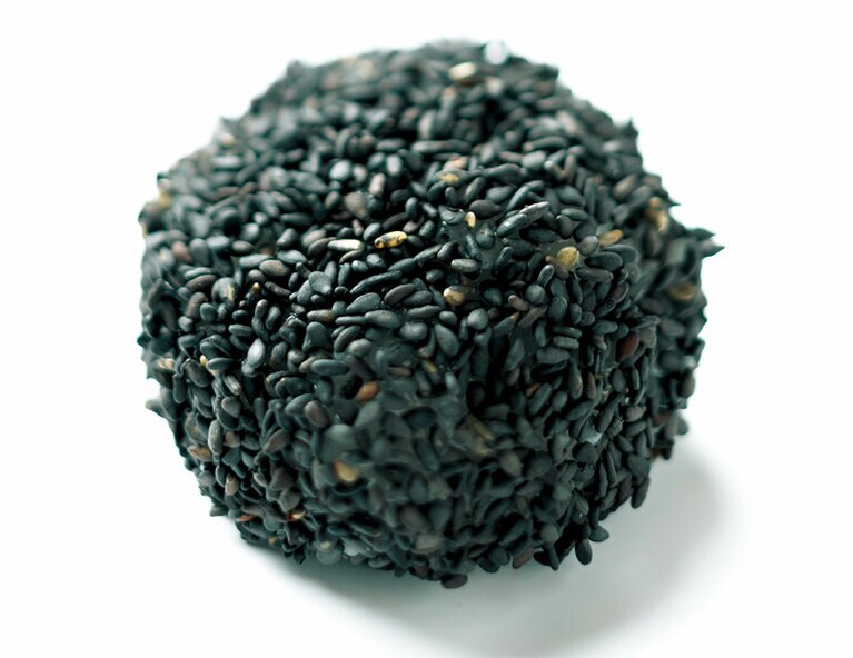 京都「小多福」黒ごま 180円。柔らかもちと黒ごま、異なる食感が心地よい。