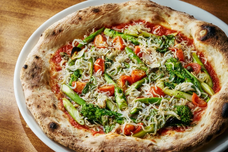 「釜揚げしらす グリーンアスパラガス 春野菜のピッツァ チチニエッリ」 3,410円。