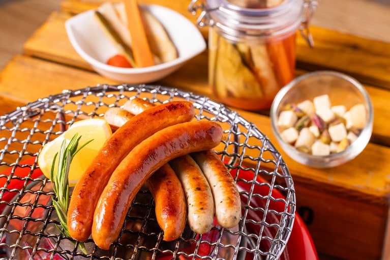 軽井沢「腸詰屋」の無添加ソーセージ。自分好みに炙れるのが醍醐味。