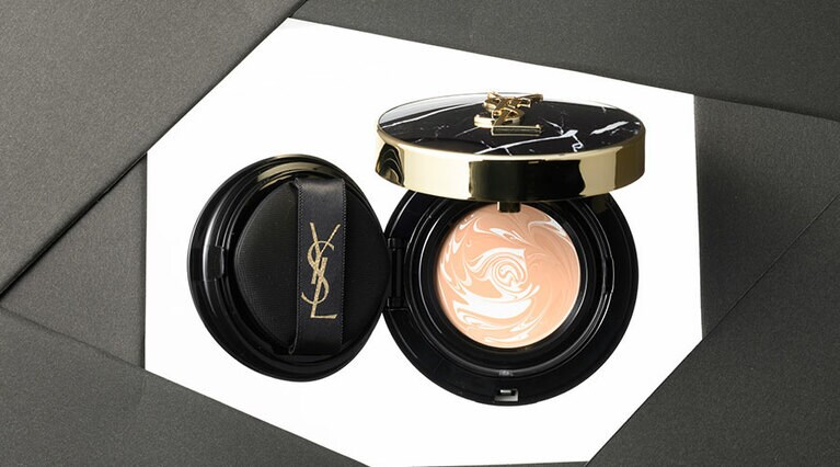 【ファンデーション部門 4位】アンクル ド ポー マーブル エッセンス クリームパクト SPF50+・PA+++ 全4色 14g 9,240円、レフィル 5,830円／イヴ・サンローラン・ボーテ