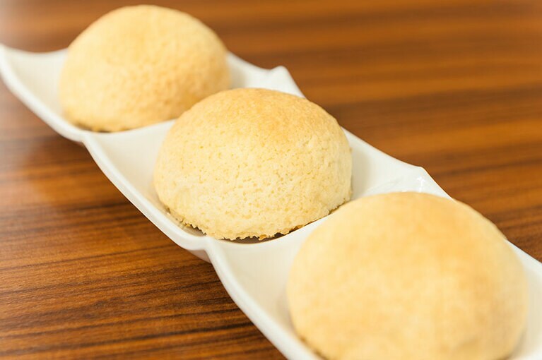 「ベイクド チャーシューバオ」580円。テイクアウトもできます。