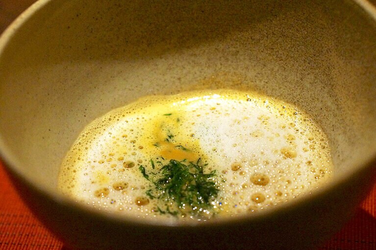 「車海老のビスクと人参のクリーム」。