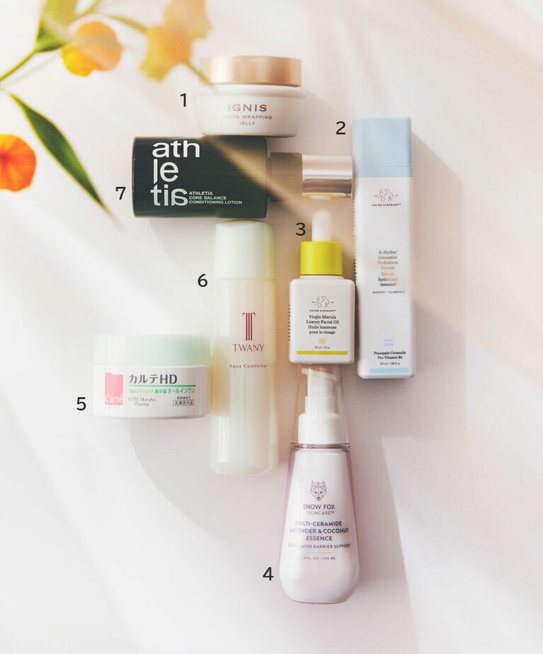 1：ホワイト ラッピング ジェリー［医薬部外品］ 80g 6,600円／イグニス 
2：ビーハイドラ インテンシブ ハイドレーションセラム 50mL 6,270円／ドランク エレファント 
3：バージンマルラ ラグジュアリー フェイシャルオイル 30mL 8,690円／ドランク エレファント 
4：フレンチ ガーデン ミルキー エッセンス 120mL 7,392円／スノーフォックス スキンケア 
5：トワニー アクアコンフォーター 120mL 3,850円／カネボウ化粧品 
6：カルテ HD バランスケア ゲル［医薬部外品］100g 2,970円／コーセーマルホファーマ 
7：コアバランス コンディショニングローション 95mL 6,600円／アスレティア