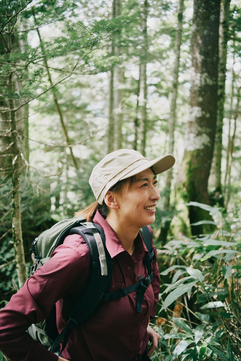 始めは樹林帯が続く。道はところどころ木道が整備されていて、初心者でも安心。シルバーリッジユーティリティL/Sシャツ（8,250円）はサラッとした生地で心地よい着心地。トレッキングを快適にサポートしてくれる。