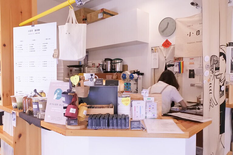 【小日子商号 赤峰店】ドリンクを注文し待つ間に、店内の雑貨などをお楽しみください。