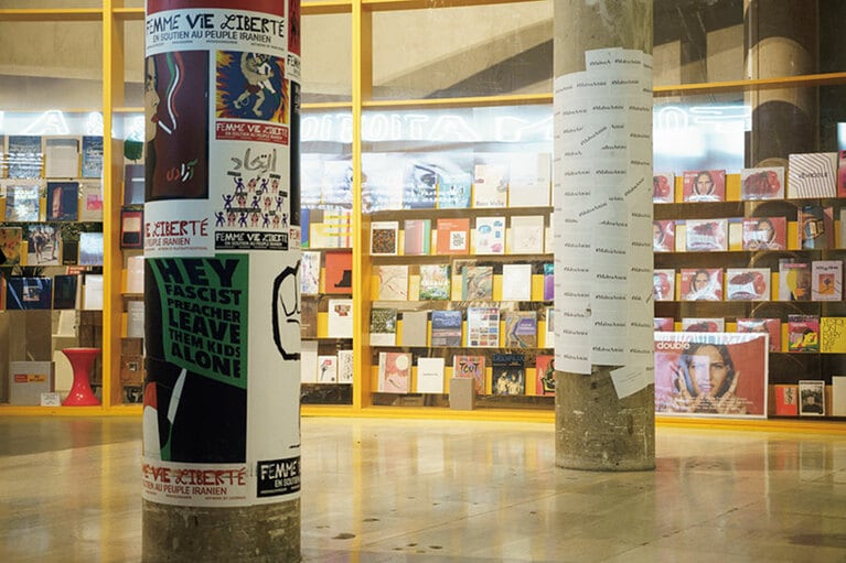 エントランスゾーンにあるブックストア。