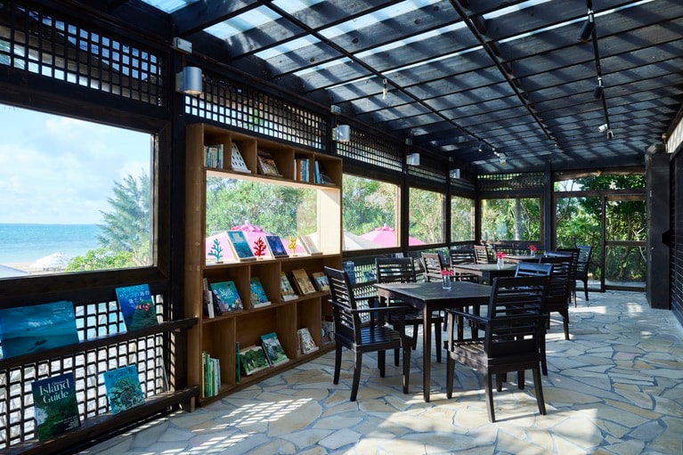 ビーチプールに隣接する「BOOKS&CAFE」。