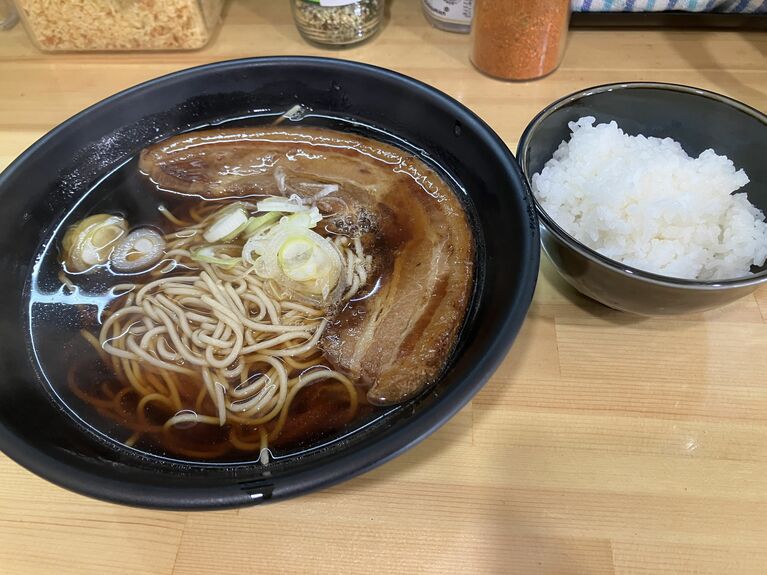 　「角煮そば」と「サービスライス」  