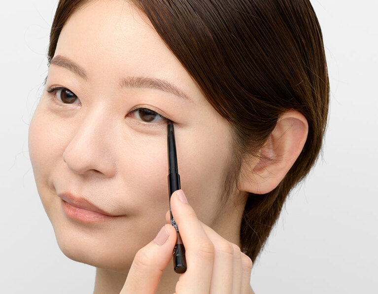 筆圧をかけず、ナチュラルなラインになるように。