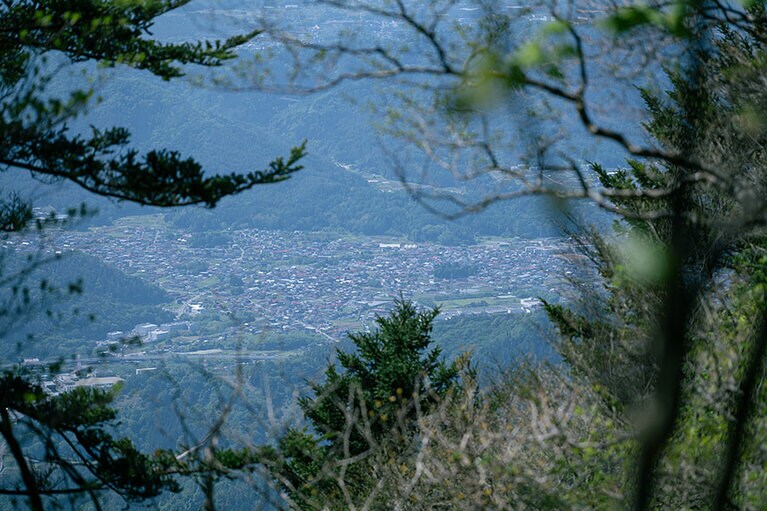 徐々に視界がひらけ、眼下には富士吉田市の街並みも見える。