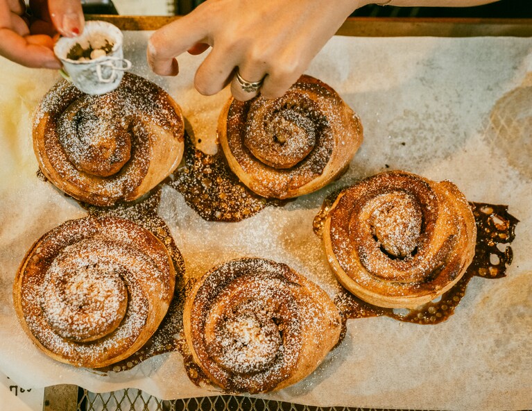 店内で焼き上げる「シナモンロール」。