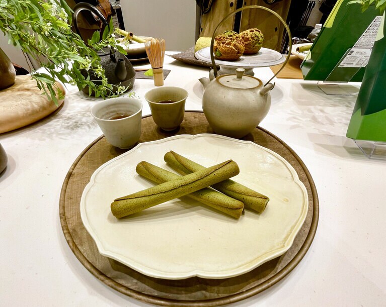 「シガール オゥ マッチャ」と香ばしいほうじ茶との組み合わせは格別。