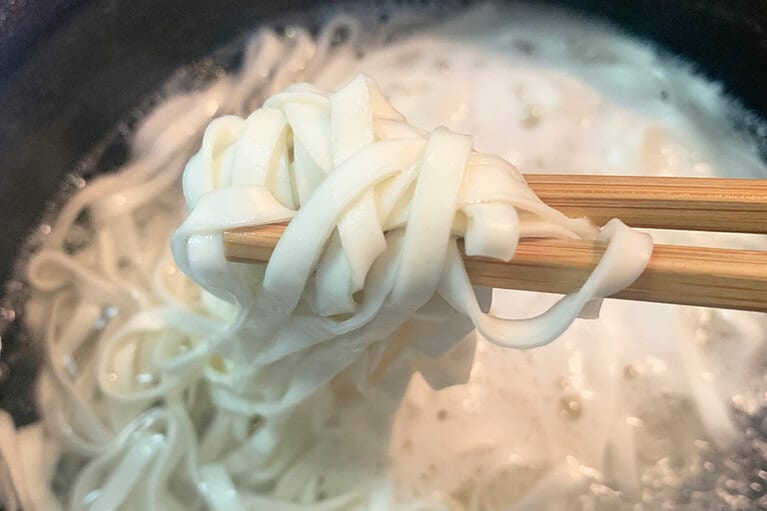 見た目は日本のカップうどんの麵に似ている平打ち麺。やわらかめが好きなかたなら5分くらい茹でても良さそう。