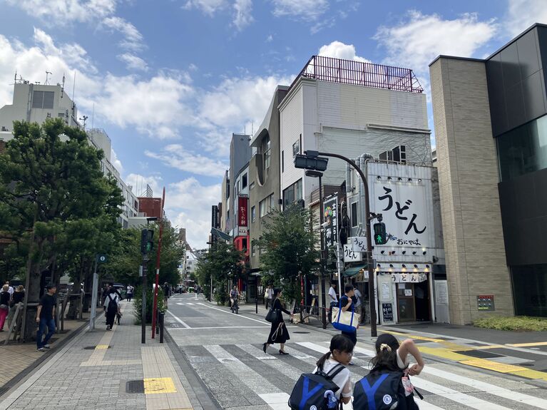 聖橋口から西へ。「満松庵」の場所に「おにやんま」がある