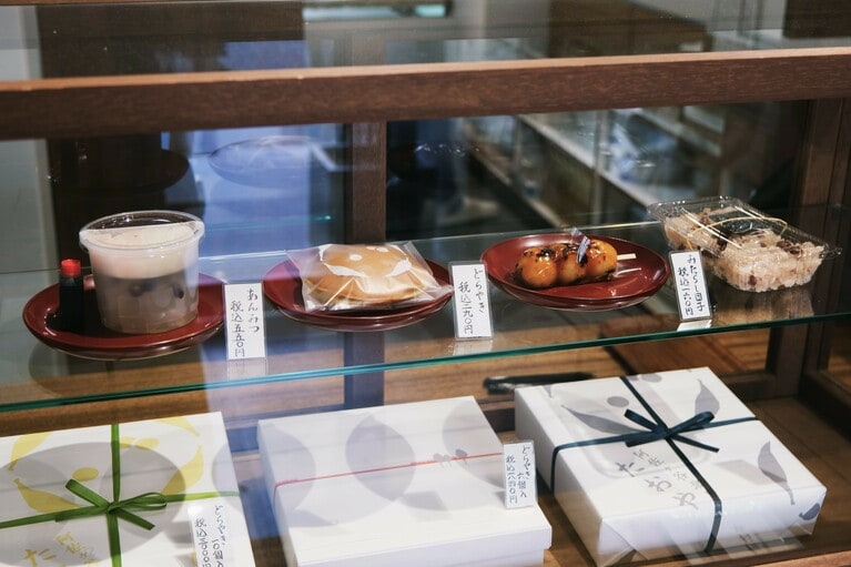 ショーケースには商品の見本だけが並ぶ。