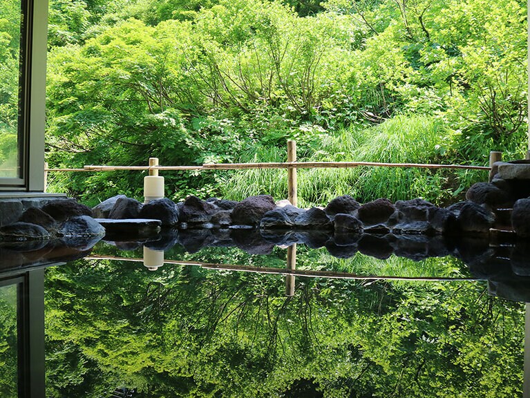 酒の宿 玉城屋［新潟／松之山温泉］露天風呂。
