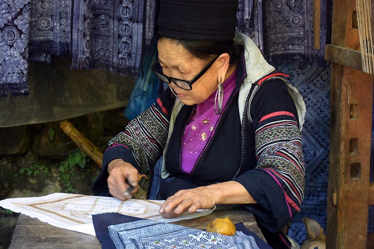 工芸品を作っている様子を見学することもできる。