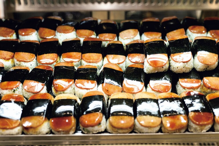 出来立てのスパムむすびが山のように並び、飛ぶように売れる。