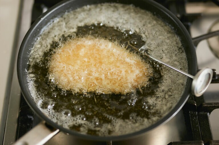 【POINT②】調理温度計を使用(油の温度管理が非常に重要！)