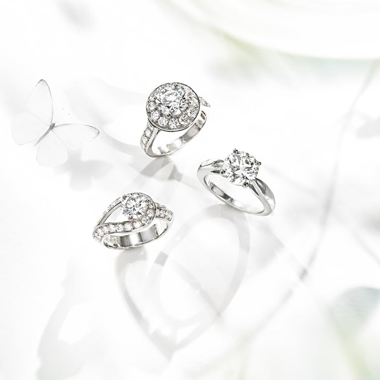 〈上から〉「イコーヌ」（PT×センターDIA0.3ct～）874,500円～　「ボヌール」（PT×センターDIA0.3ct～）621,500円～　「クチュール」（PT×センターDIA 0.3ct～）984,500円～／すべてヴァン クリーフ＆アーペル（ヴァン クリーフ＆アーペル ル デスク）