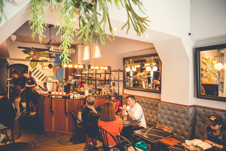 コーヒーファンだけでなく、居心地のいい喫茶店としてゆっくりする人も多い。