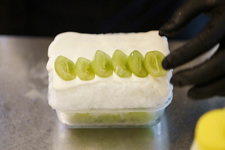 シャインマスカットを並べる。