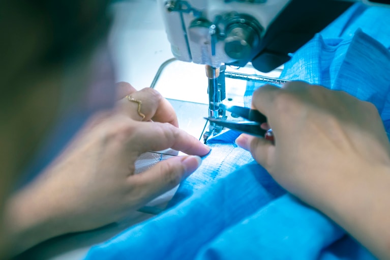 【俳優・山田杏奈がネストローブをまとう】徳島の風が肌に触れる、“心地よさの源泉”を巡る旅