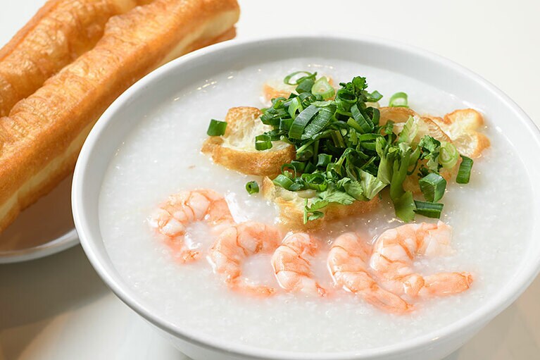 えびかゆ−鮮蝦粥−(普通) 870円、ヤオチャッカイ−油条− 180円。