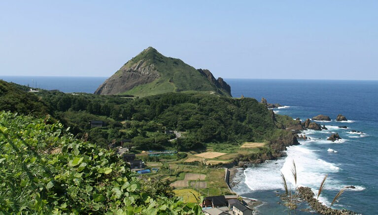 一枚岩の大野亀。佐渡ジオパークに認定されています。