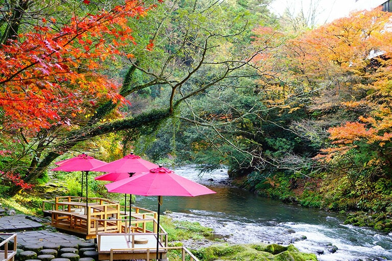 【石川県】鶴仙渓川床。写真提供：アフロ
