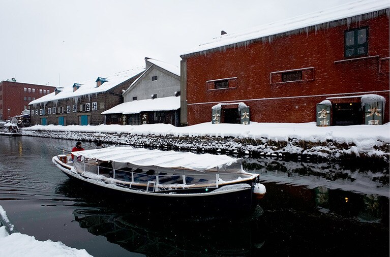 運河と港を船から観光することもできる。ナイトクルーズもあって所要時間は約40分。