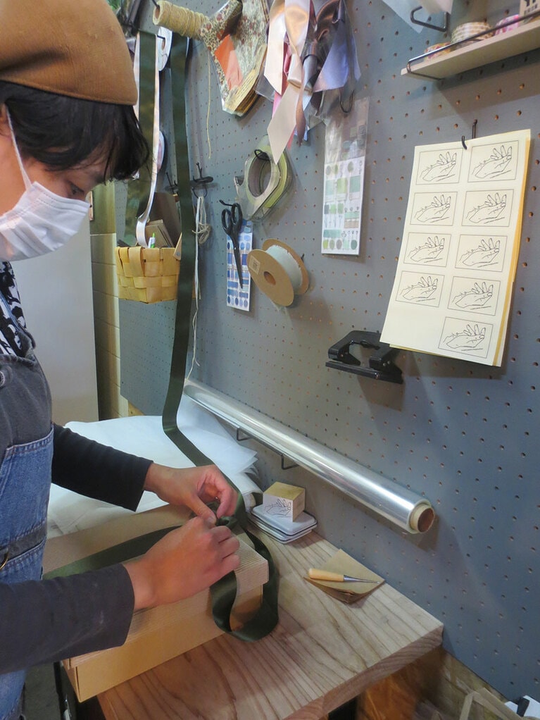 mikoさんは、ギフト用の包装にも丁寧に対応。