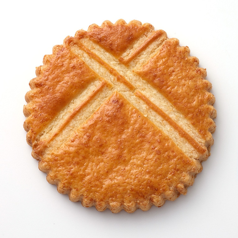 ガレット・バ・ブルトンヌ 240円。バターをたっぷり使い、サクッ、ホロッとした、「サブレ・ナンテ(ナント風サブレ)」とも呼ばれるアーモンド入りサブレ。