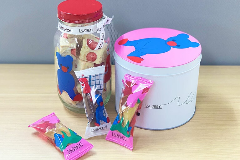 バレンタイン限定パッケージが可愛すぎたので、ついつい散財。オードリー代表選手の「グレイシー」が詰まったスペシャル缶(Sサイズ 1,500円)もゲットしました♪ 瓶に入った「ストロベリーショコラ」(2,200円)は、フリーズドライの苺の酸味がサッパリしていて、ホワイトチョコとの相性が抜群。こちらも最高に美味でした♡