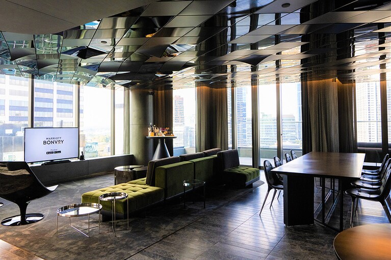 スタイリッシュなインテリアの〈エクストリームWOW〉1泊AUD8,000～。