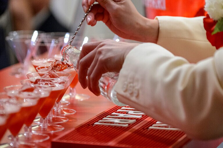 手際よく次々とカクテルを作る池上雅子さん。