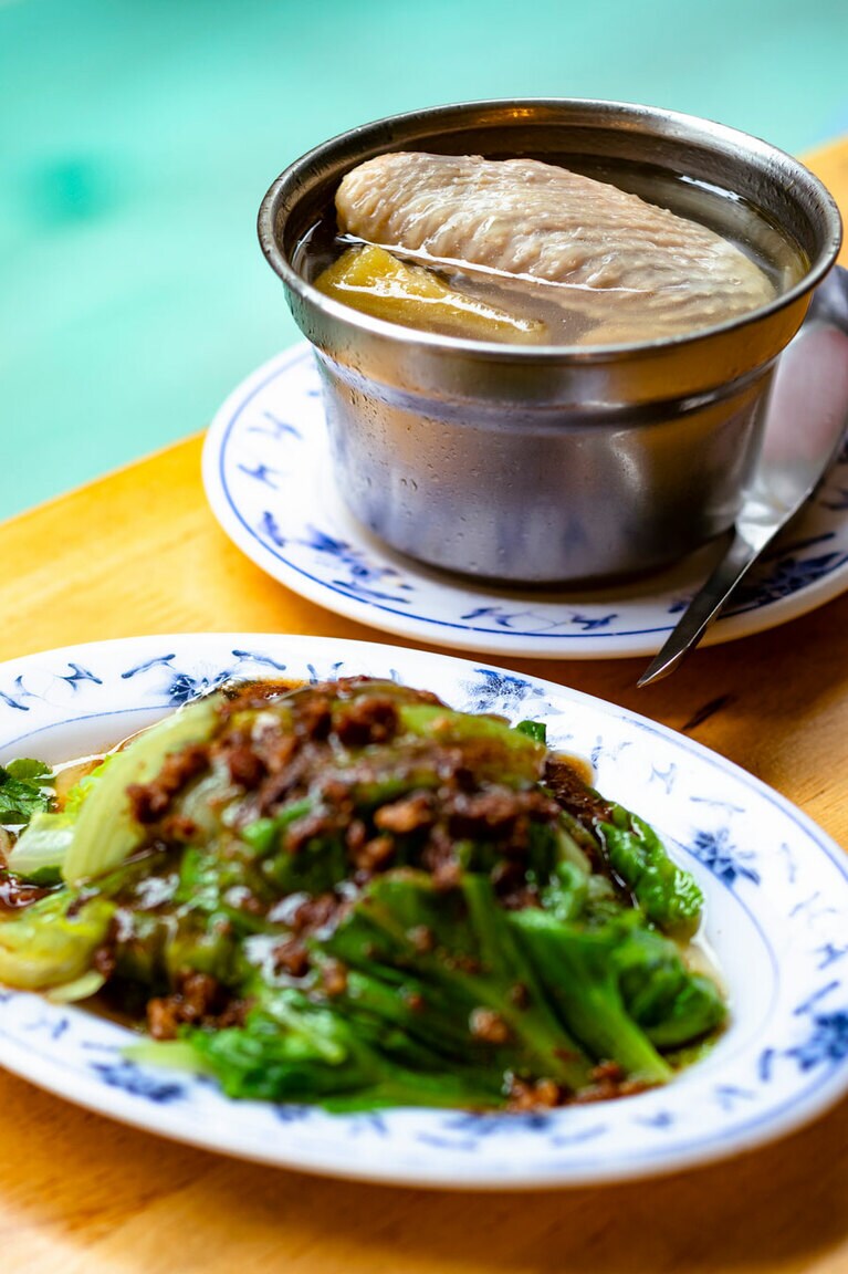 鳳梨苦瓜雞湯 50元、燙青菜 30元。