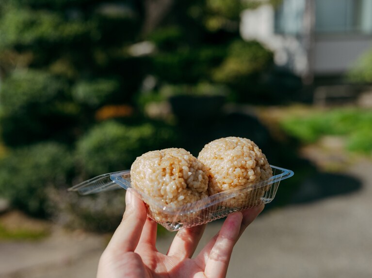 「Table to Farm」がはじめて出会った『素の味』。荒生さんがくれた亀の尾の玄米おむすびは、もっちり、旨みたっぷりで今でも忘れられない味。（photo：Ayumi Mineoka）